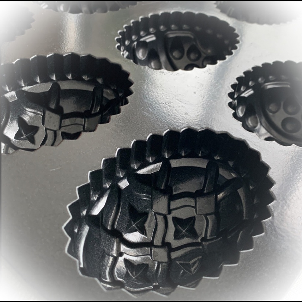 NWOT Nordic Ware “Egg” Cake Pan